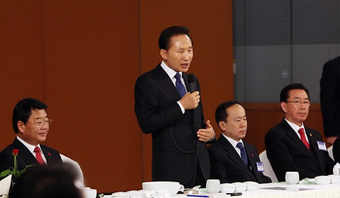 ▲ 이명박 대통령이 22일 대전시 유성구 한국전자통신연구원에서 대전·충남인사들과 세종시 관련 간담회를 하고 있다. ⓒ 연합뉴스