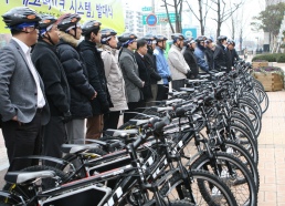 ▲ 22일 열린 '에코바이크 시스템' 출범식에 참여한 송파구청 직원들이 김 구청장의 인사말을 경청하고 있다. ⓒ 뉴데일리 