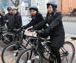 ▲ 구청 직원들이 에코바이크 시승을 하고 있는 모습. ⓒ 뉴데일리 