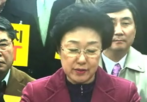 ▲ 한명숙 전 국무총리가 18일 낮 서울 마포 노무현재단 사무실에서 검찰 출석에 앞서 '국민에게 드리는 글'을 읽으며 심경을 밝히고 있다. ⓒ노무현재단 동영상 화면 캡처&nbsp;