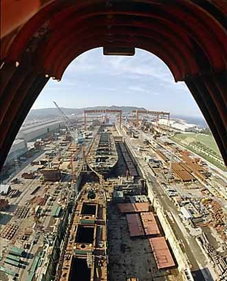 ▲ 국회입법조사처는 위기에 직면한 한국 조선산업의 어려움을 타개하기 위해서는 잔기적인 산업구조 고도화 등이 필수적이라고 제안했다. 사진은 단일조선소로서는 세계 최대규모인 울산 현대중공업의 독 ⓒ 연합뉴스 