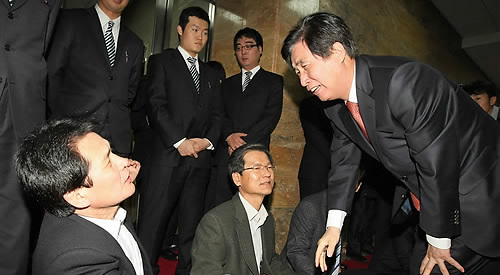 ▲ 고흥길 국회 문방위원장(한나라당)이 2일 오후 국회 의장실 앞에서 미디어법 재논의를 요구하며 농성중인 천정배, 최문순, 장세환 의원을 찾아 잠시 얘기를 하고 있다.ⓒ연합뉴스