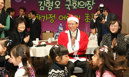 ▲ 산타클로스 복장을 한 김형오 국회의장이 23일 오전 국회 귀빈식당에서 열린 다문화가정 어린이 초청행사에서 다문화 가정 어린이들 율동을 지켜보고 있다 ⓒ연합뉴스 