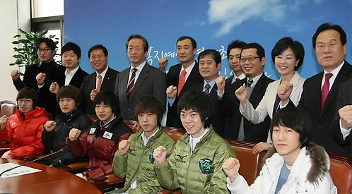 ▲ 정몽준 대표 등 한나라당 당직자들이 23일 오전 국회 대표실을 찾은 e스포츠 선수단을 자리에 앉힌 채 함께 기념촬영을 하고 있다 ⓒ&nbsp;연합뉴스 