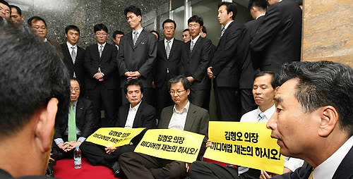 ▲ 이강래 민주당 원내대표가 2일 오후 국회 의장실 앞에서 미디어법 재논의를 요구하며 농성중인 천정배, 최문순, 장세환 의원을 격려하고 있다. ⓒ연합뉴스