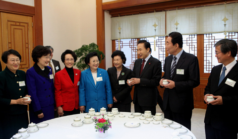 ▲ 이명박 대통령이 23일 대통령직속 사회통합위원회 민간위원 위촉식에 앞서 위원들과 티타임을 갖고 있다. ⓒ 뉴데일리 <=청와대 제공>