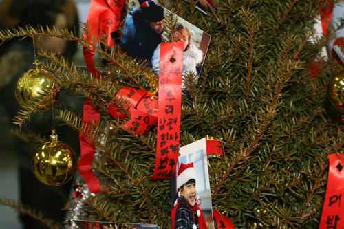 ▲ 충남 연기군 다문화가정의 한 &lsquo;베트남 댁&rsquo;이 크리스마스 트리에 서툰 한글이지만 한자 한자 정성 담은 새해 소망을 적어 매달았다. ⓒ 뉴데일리