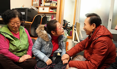 ▲ 이명박 대통령이 24일 오후 강서구 등촌동 영구 임대아파트의 장애인 모녀 세대를 방문해 선물을 전달한 뒤 이야기를 나누고 있다. ⓒ 연합뉴스