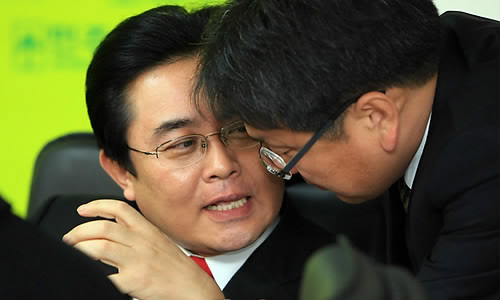 ▲ 한명숙 전 국무총리 금품 수수 의혹에 대한 검찰수사와 정세균 민주당 대표가 연루됐다는 언론보도가 청와대 정치공작이라 주장하며 24일 예고없이 청와대를 항의방문한 전병헌(좌) 강기정(우) 의원. ⓒ연합뉴스