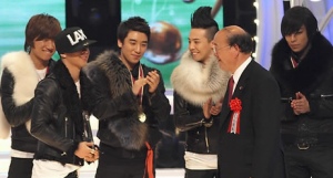 ▲ 인기그룹 빅뱅이 20일 오후 도쿄 아카사카의 TBS-TV 본사 스튜디오에서 생방송으로 진행된 '제42회 일본유선대상'(전국유선음악방송협회 주최)에서 최우수신인상을 수상하고 있다. ⓒ&nbsp;연합뉴스