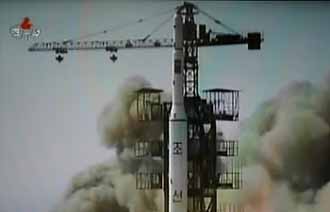 ▲ 한국국방연구원은 25일 북한이 2010년에 제 3차 핵실험을 감행하고 백령도를 침공할 가능성이 있다는 내용의 정책보고서를 냈다. 사진은 지난 4월 북한 조선중앙TV를 통해 공개된 '은하2호' 로켓발사 동영상. ⓒ 연합뉴스 