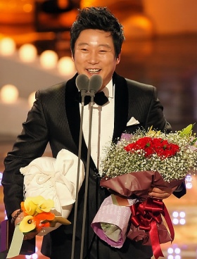 ▲ 27일 포털검색순위 상위에 올라 네티즌을 어리둥절하게 만든 개그맨 이수근이 전날 오후 여의도 KBS 별관에서 열린 '2009 KBS 연예대상' 시상식에서 쇼오락 MC부문상을 수상소감을 말하고 있다.  ⓒ 연합뉴스