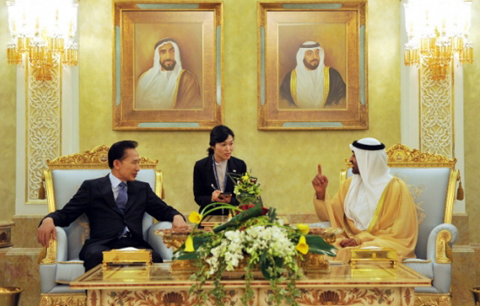 ▲ 아랍에미리트(UAE)를 방문한 이명박 대통령은 26일(현지시각) 모하메드 빈 자이드 알 나흐얀 아부다비 왕세자와 환담하고 있다. ⓒ 뉴데일리 <=청와대 제공>