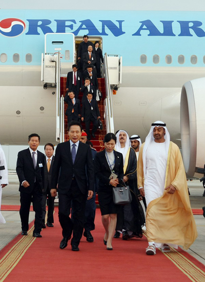 ▲ 아랍에미리트(UAE)를 방문한 이명박 대통령이 26일 모하메드 빈 자이드 알 나흐얀 왕세자의 영접을 받으며 공항에 도착하고 있다. ⓒ 뉴데일리 <=청와대 제공>