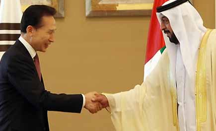 ▲ 미디어오늘은 UAE 원전 수주 마지막 단계를 성사시키려 현지까지 날아간 이명박 대통령의 행보를 '숟가락 얹기' 라는 표현으로 폄하했다. 사진은 27일 아부다비 팰리스 호텔에서 원전사업 계약 서명식을 마친 뒤 악수하는 이 대통령(왼쪽)과 칼리파 빈 자예드 알 나흐얀 UAE 대통령ⓒ연합뉴스