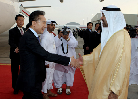 ▲ 이명박 대통령이 26일 오후 (현지시간) 아랍에미리트(UAE) 수도 아부다비에 도착해 모하메드 아부다비 왕세자의 영접을 받고 있다. ⓒ뉴데일리<=청와대제공>