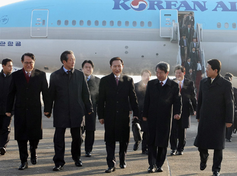 ▲ 아랍에미리트(UAE) 순방을 마치고 28일 오전 귀국한 이명박 대통령이 정운찬 국무총리와 정몽준 한나라당 대표의 영접을 받으며 공항을 나서고 있다. ⓒ 뉴데일리 <=청와대 제공>