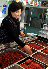 ▲ '젓갈 시식은 공짜' ⓒ 뉴데일리