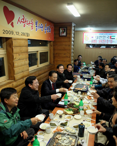 ▲ 이명박 대통령이 28일 저녁 서울 영등포의 한 삽겹살집에서 중소기업인들과 '깜짝 송년회'를 하고 있다. ⓒ 뉴데일리 <=청와대 제공>