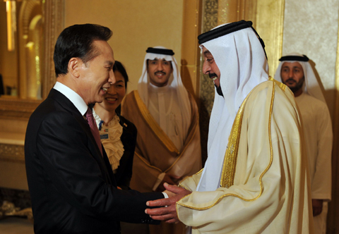 ▲ 이명박 대통령이 27일 칼리파 빈 자에드 알 나흐얀 UAE 대통령과의 정상회담에 앞서 반갑게 인사하고 있다. ⓒ뉴데일리<=청와대제공>