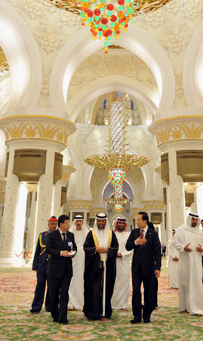 ▲ 이명박 대통령이 27일 칼리파 빈 자에드 알 나흐얀 아랍에미리트(UAE) 대통령과 함께 모하메드 빈 자이드 알 나흐얀 아부다비 왕세자 선왕(先王)의 묘소가 있는 '그랜드 모스크'를 시찰하고 있다. ⓒ 뉴데일리 <=청와대 제공>