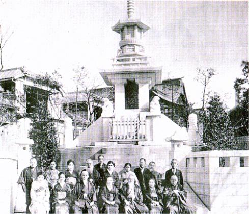 병탄25주년에 건립(1934.11.29)된 기념탑 앞에서. 앞줄 오른쪽부터 스기야마 시게마루, 도야마 미츠루(세번째), 우치다 료헤이(다섯번째), 구주 요시히사(우치다 뒤). 