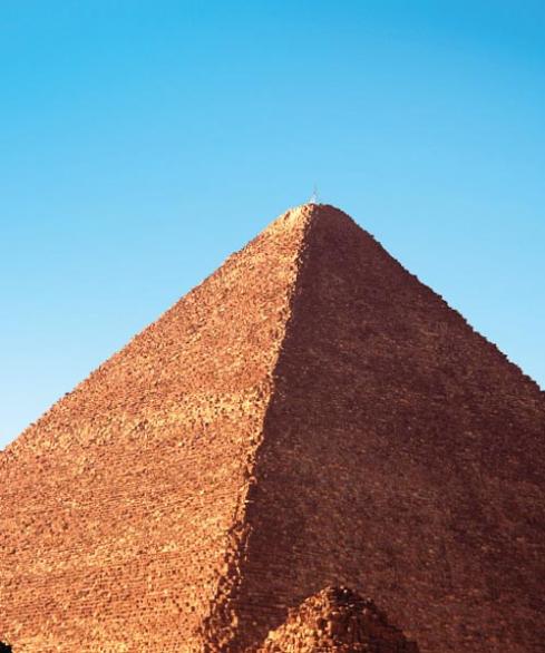 ▲ 쿠프의 대피라미드. 꼭대기 나무 막대기는 원래의 높이 표시. 