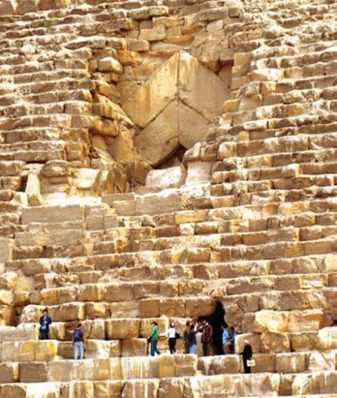 ▲ 대피라미드 출입문. 위가 원래의 문, 아래는 현재 사용중인 출입구. 