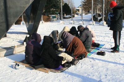 ▲ 임진각 평화누리 공원 만국기 아래 '한국교회 회개'를 위해 눈 위에 기도하고 있는 신도들 ⓒ 뉴데일리