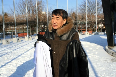 ▲ 로버트 박이 입었던 옷을 공개한 김우진 목사. ⓒ 뉴데일리