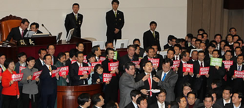 ▲ 구랍 31일 오후 국회 본회의에서 야당 의원들의 항의속에 심재철 예결위원장이 발언대가 아닌 속기록석에서 새해 예산안 심사보고를 하고 있다. ⓒ연합뉴스