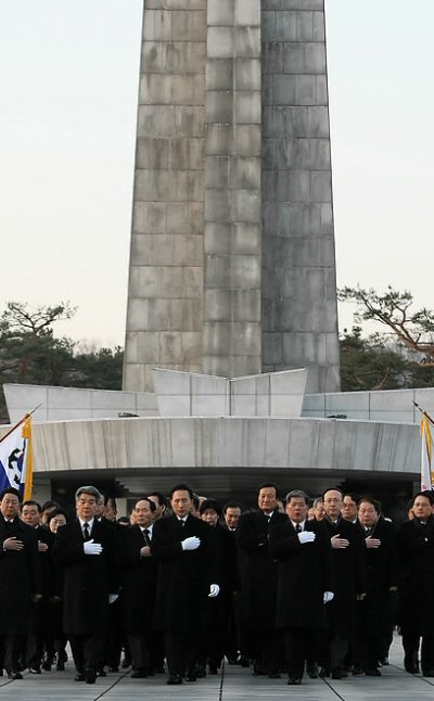 ▲ 이명박 대통령과 정운찬 국무총리, 국무위원들을 포함한 장관급 인사, 정정길 대통령실장과 청와대 수석비서관 등이 1일 오전 서울 동작동 국립현충원에서 참배를 마친뒤 현충탑을 나서고 있다. ⓒ 연합뉴스
