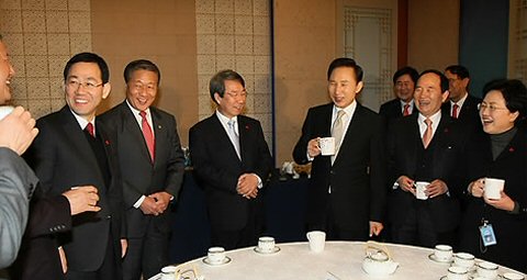 ▲ 이명박 대통령 1일 오전 청와대 국무회의장 앞에서 국무위원들과 함께 차를 마시며 새해 덕담을 나누고 있다. ⓒ&nbsp;연합뉴스