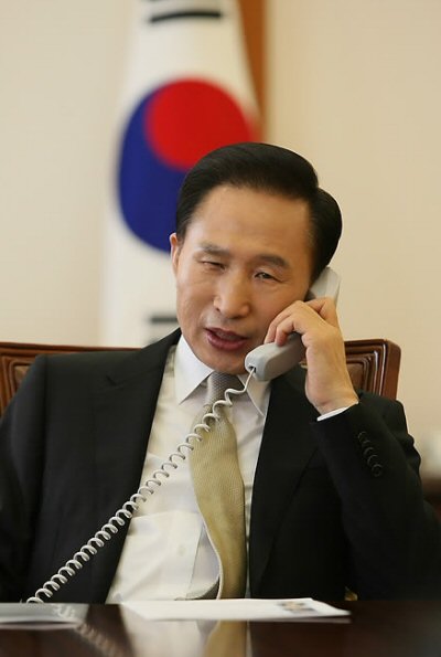 ▲ 이명박 대통령이 1일 오전 청와대에서 소말리아 아덴만 해역에서 활동 중인 청해부대장 김명성 대령에게 전화를 걸어 격려하고 있다. ⓒ&nbsp;연합뉴스