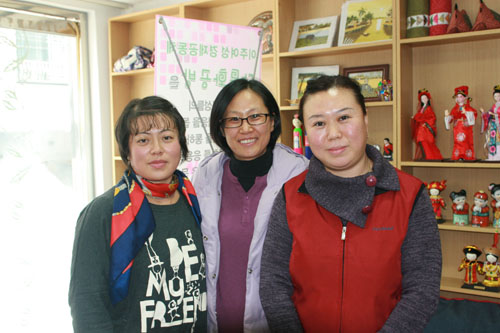 ▲ 안산이주민센터가 운영하는 공예품점에 선 결혼이민여성 길림댁(오른쪽)과 류채연씨(왼쪽). ⓒ 뉴데일리