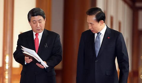 ▲ 이동관 청와대 홍보수석이 구랍&nbsp;9일 청와대에서 열린 국가경쟁력강화위원회 회의에 앞서 이명박 대통령에게 회의자료를 보고하고 있다. ⓒ 연합뉴스