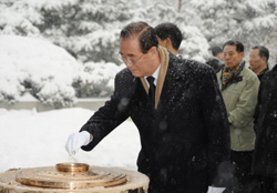 ▲ 4일 서울 동작동 국립현충원에서 참배행사를 개최하고 있는 재향군인회 박세환 회장 