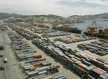 ▲ LG경제연구원은 2010년 세계경제는 G20이 새로운 글로벌 협의체제로 정착하는 가운데 세계 각국이 저탄소 논색성장을 본격적으로 추진할 것이라는 전망이 담긴 보고서를 내놨다.