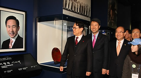 ▲ 5일 오후 개관한 '청와대사랑채'에서 정정길 대통령실장, 오세훈 서울시장 등 내빈들이 2층에 마련된‘대통령관’을 둘러보고 있다. ⓒ 뉴데일리