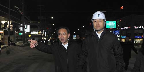 ▲ 오세훈 서울시장은 기상관측 이래 유례없는 폭설이 쏟아진 지난 4일 밤 서울시 자치구 전역을 돌며 시.군.경의 제설 및 결빙구간 해소 밤샘작업을 점검했다. ⓒ연합뉴스