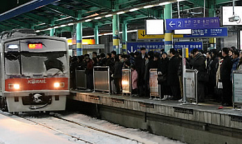 ▲ 수많은 사람들이 전동차를 기다리고 있다 ⓒ 뉴데일리