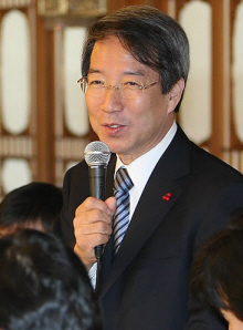 ▲ 취임 100일을 맞이한 정운찬 국무총리가 6일 서울 종로구 삼청동 총리공관에서 열린 출입기자간담회에서 인사말을 하고 있다 ⓒ 연합뉴스