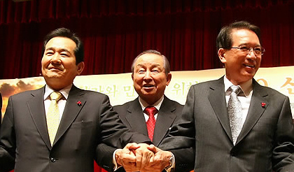 ▲ 6일 국회 의원회관에서 열린 조찬기도회에서 김형오 국회의장(왼쪽에서 세번째)와 민주당 정세균 대표(왼쪽 첫번째)가 손을 잡고 포즈를 취하고 있다&nbsp;ⓒ 연합뉴스