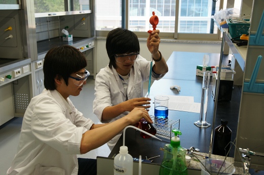 ▲ 울산과기대는 개교 첫 해부터 국내 최고 수준의 교수진과 우수한 학생을 확보, 첨단기술의 산실로 자리잡기 위한 토대를 마련했다는 평가다. ⓒ 뉴데일리