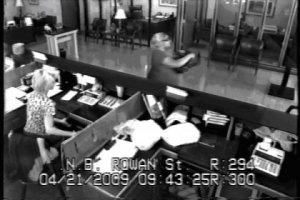 ▲ CCTV에 찍힌 소녀들의 범행 모습 ⓒ&nbsp;유코피아 캡쳐&nbsp;