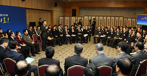 ▲ 이명박 대통령이 7일 오전 명동 은행연합회관에서 열린 비상경제대책회의 1년 점검회의에서 인사말을 하고 있다. ⓒ&nbsp;연합뉴스&nbsp;