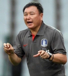 ▲ 허정무 축구대표팀 감독이 10일 오전 요하네스버그 란드스타디움에서 열린 축구대표팀과 잠비아의 평가전에서 선수들의 움직임을 지시하고 있다. ⓒ&nbsp;연합뉴스