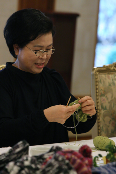 ▲ 이명박 대통령 부인 김윤옥 여사가 '아프리카 신생아 살리기 캠페인'을&nbsp;위해 신생아용 실뜨기 모자를 직접 만들고 있다. ⓒ 뉴데일리