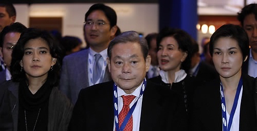 ▲ 이건희 전 삼성그룹 회장이 9일(현지시각) 미국 라스베이거스의 가전전시회(CES 2010)를 찾아 가족과 함께 전시장을 참관하고 있다. 왼쪽부터 장녀 이부진 호텔신라 전무, 장남 이재용 삼성전자 부사장, 이 전 회장, 부인 홍라희 삼성미술관장, 차녀 이서현 제일모직 전무. ⓒ&nbsp;연합뉴스