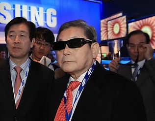 ▲ 이건희 전 삼성그룹 회장이 9일(현지시각) 미국 라스베이거스의 가전전시회(CES 2010)를 찾아 3D안경을 쓰고 있다. ⓒ 연합뉴스